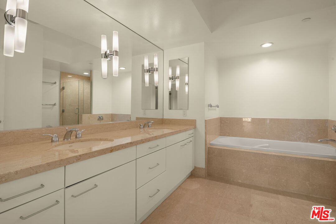 13600 MARINA POINTE DR Unit: 1005