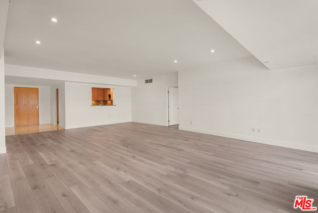 13600 MARINA POINTE DR Unit: 1005