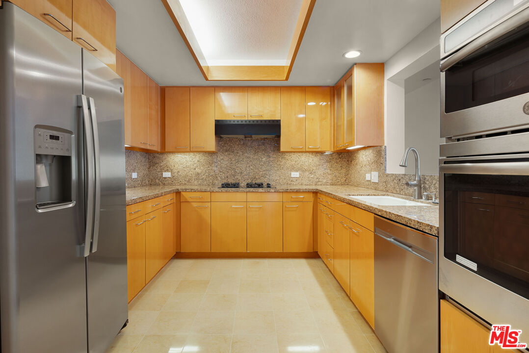 13600 MARINA POINTE DR Unit: 1005