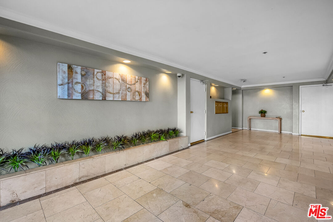 2205 S Bentley Ave Unit: 302