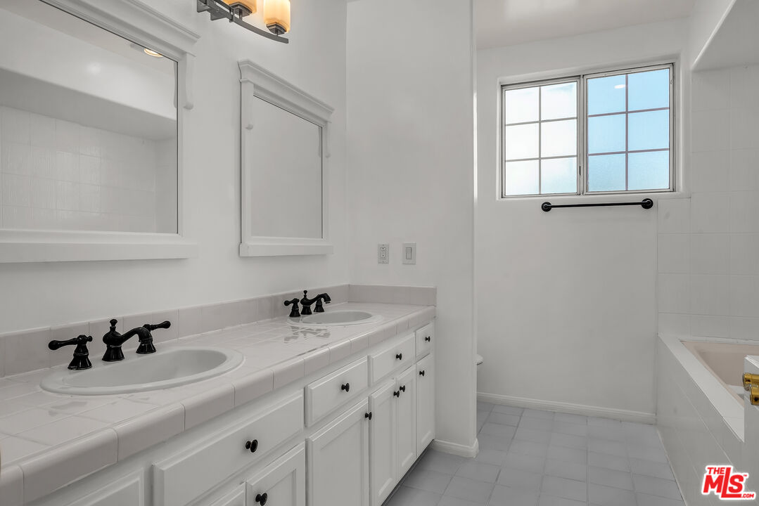 2205 S Bentley Ave Unit: 302