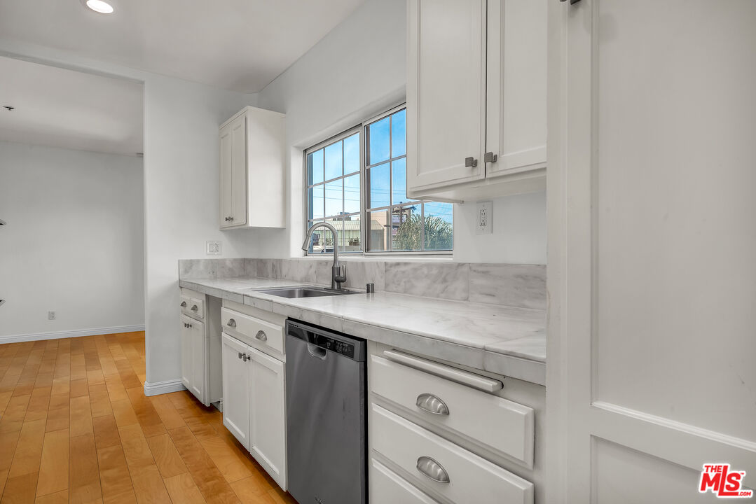 2205 S Bentley Ave Unit: 302