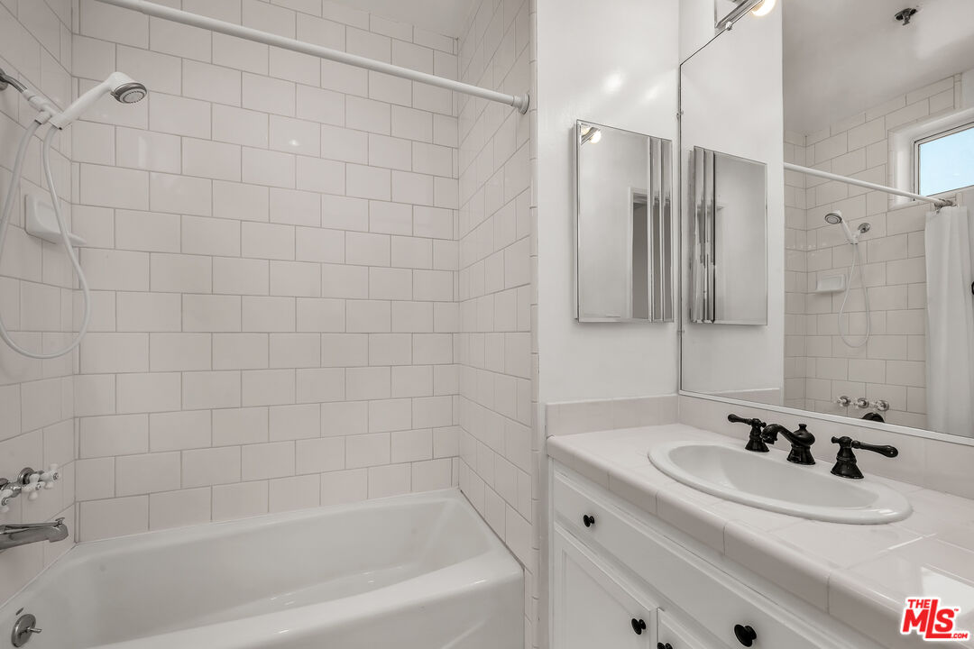 2205 S Bentley Ave Unit: 302