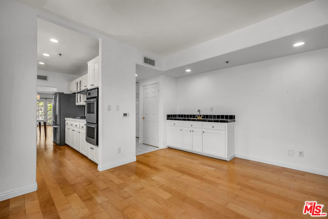 2205 S Bentley Ave Unit: 302