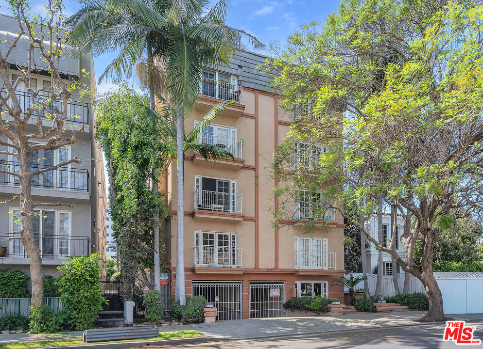 2205 S Bentley Ave Unit: 302