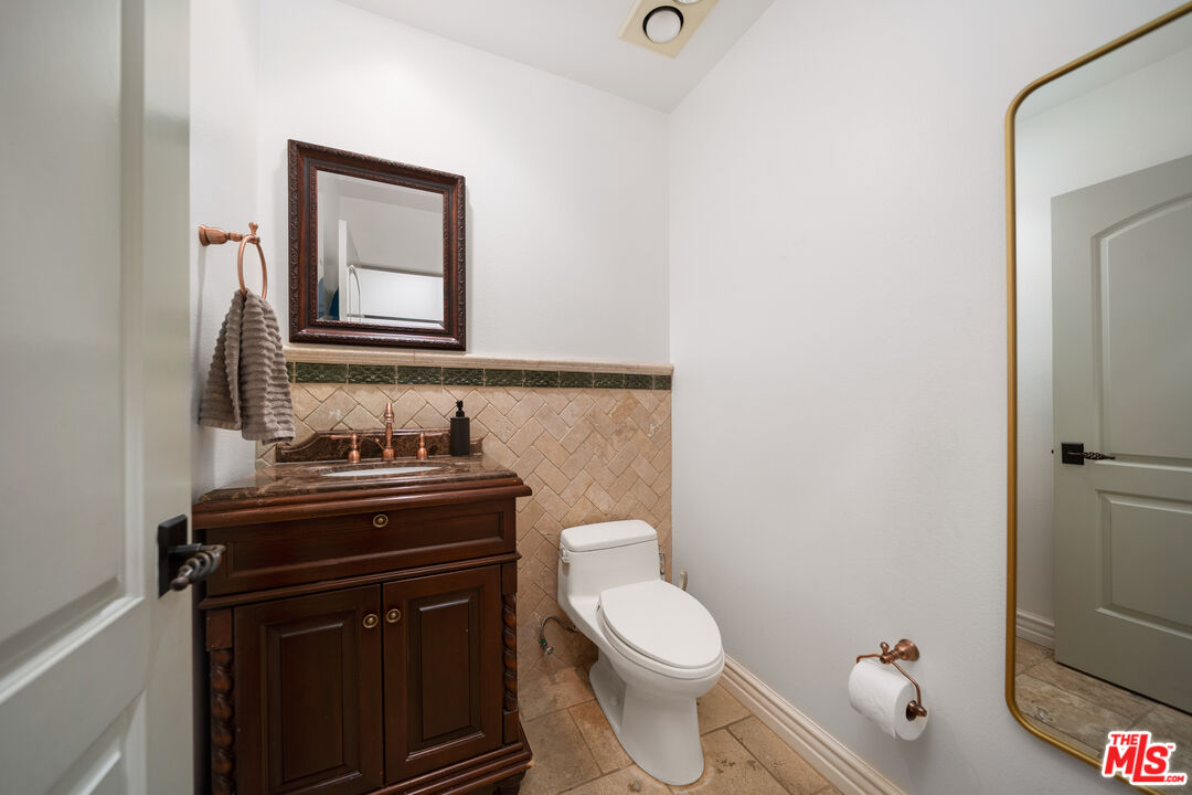 10913 Whipple St Unit: 205