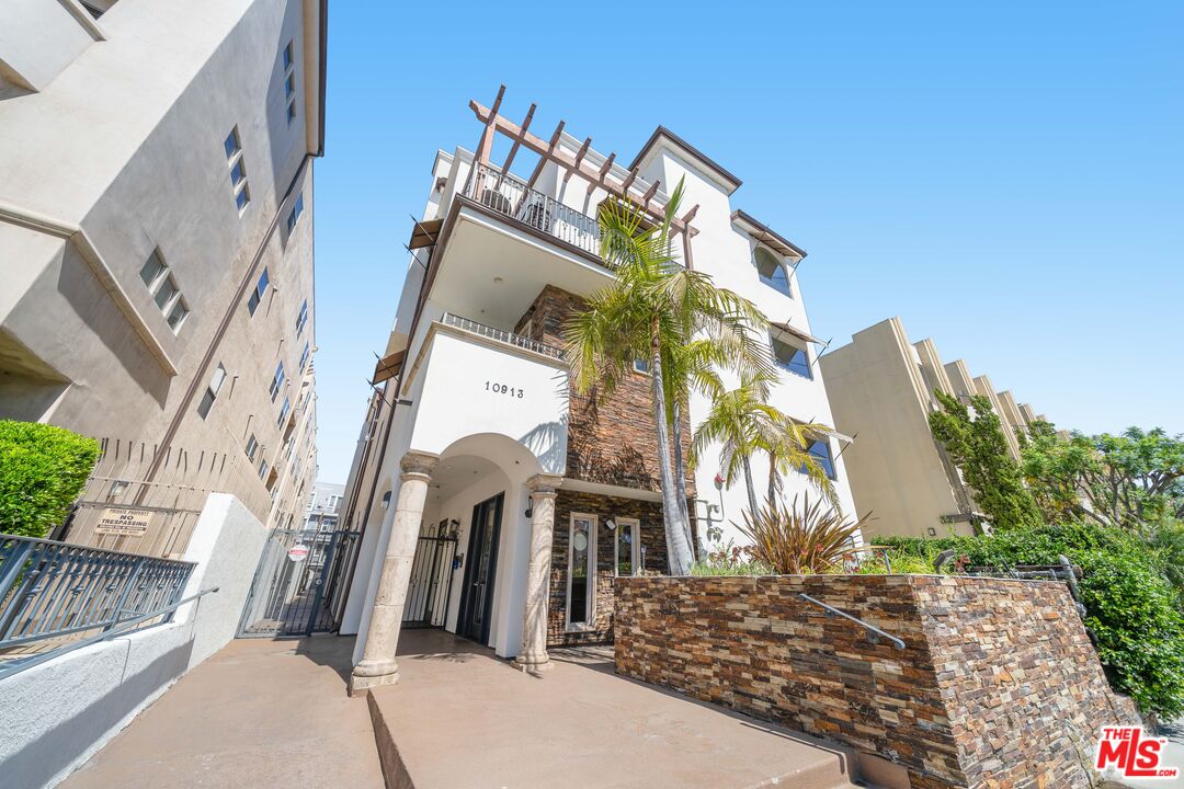 10913 Whipple St Unit: 205