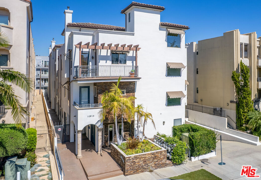 10913 Whipple St Unit: 205