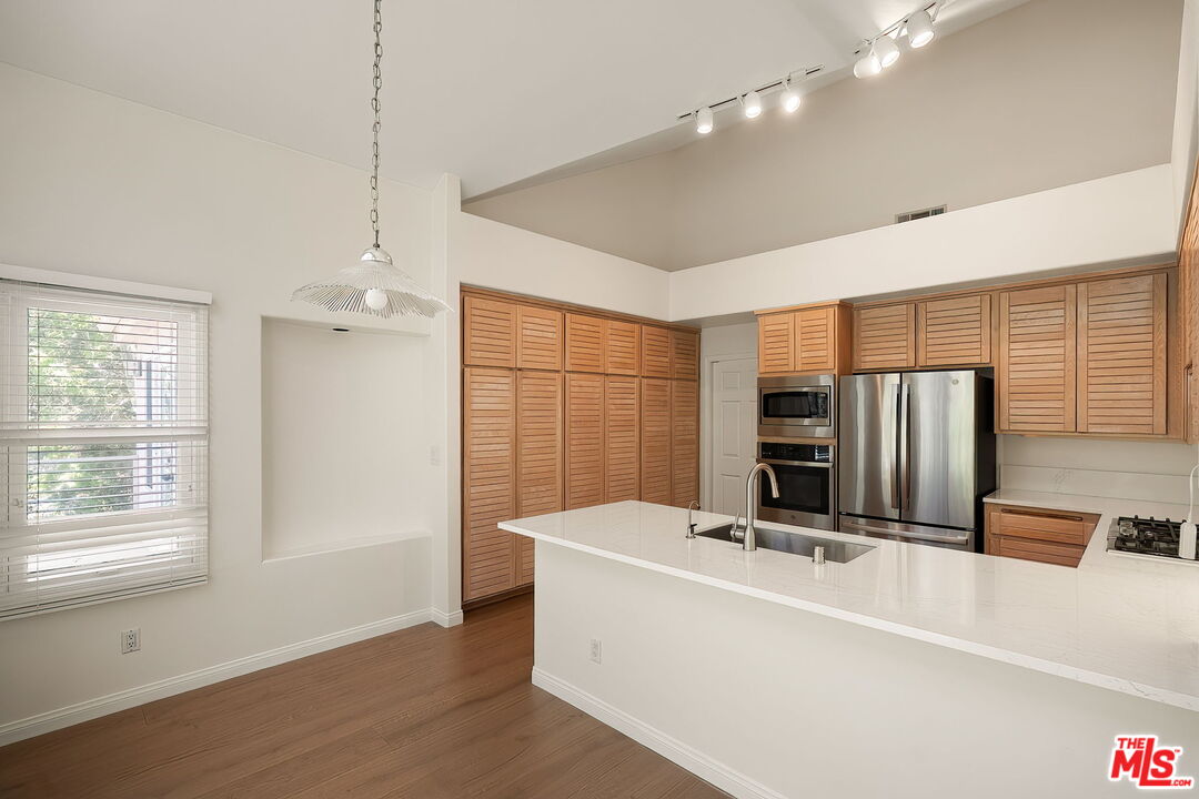 604 Palisades Dr
