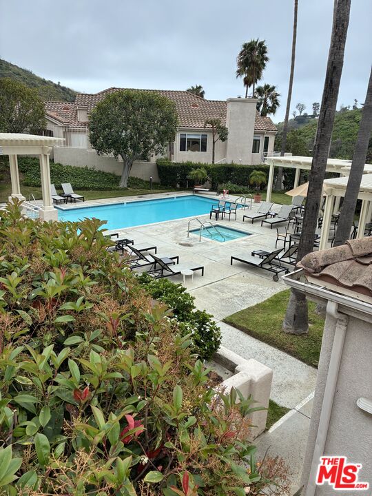 604 Palisades Dr