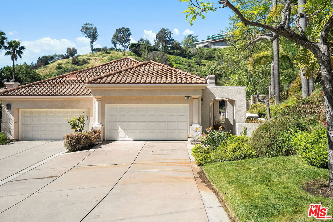 604 Palisades Dr
