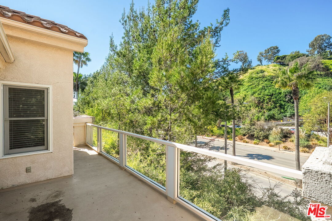 604 Palisades Dr
