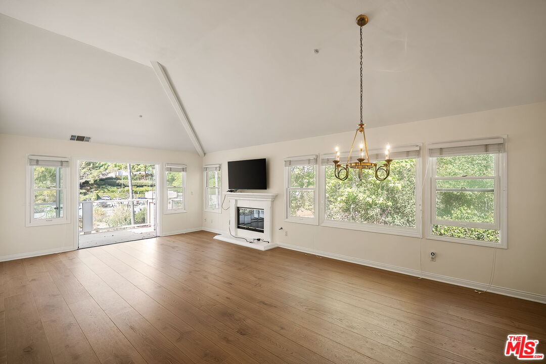 604 Palisades Dr