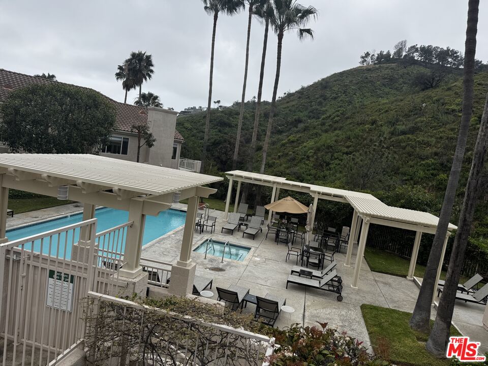 604 Palisades Dr