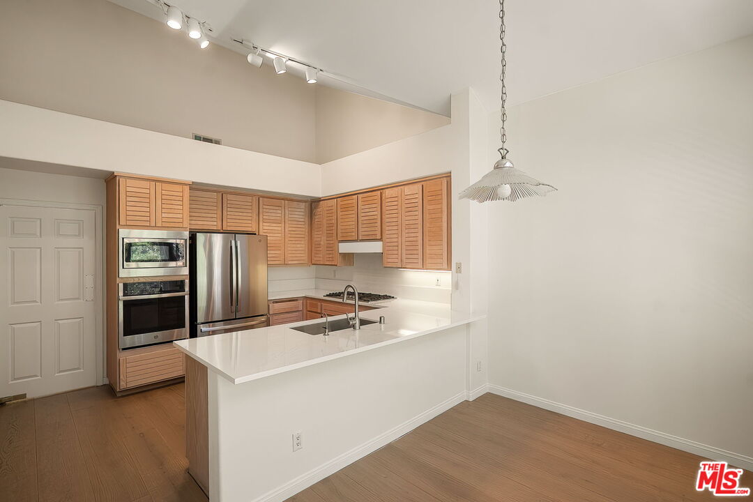 604 Palisades Dr