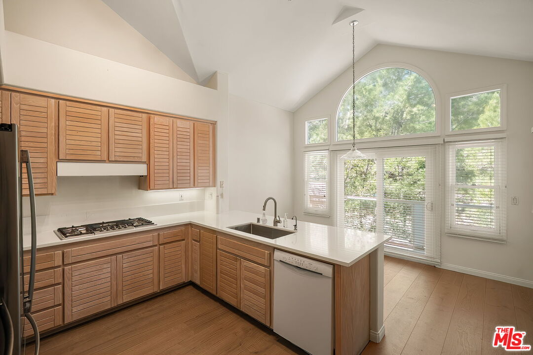 604 Palisades Dr