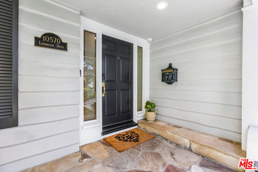 10570 Lindbrook Dr