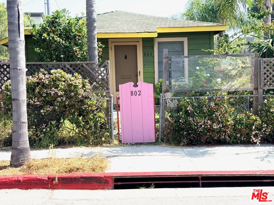 802 Superba Ave