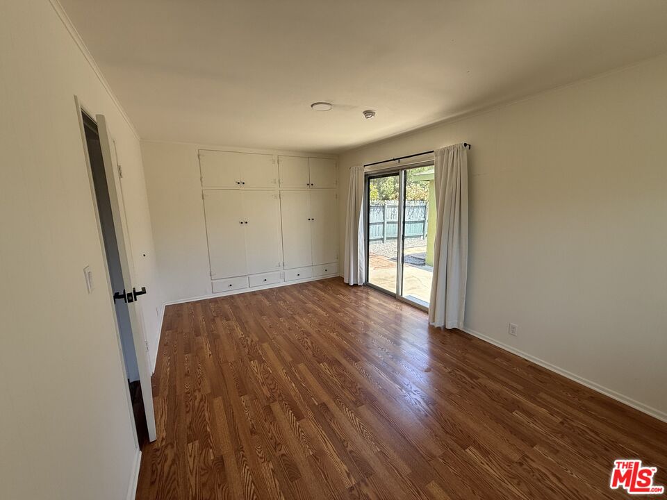 802 Superba Ave