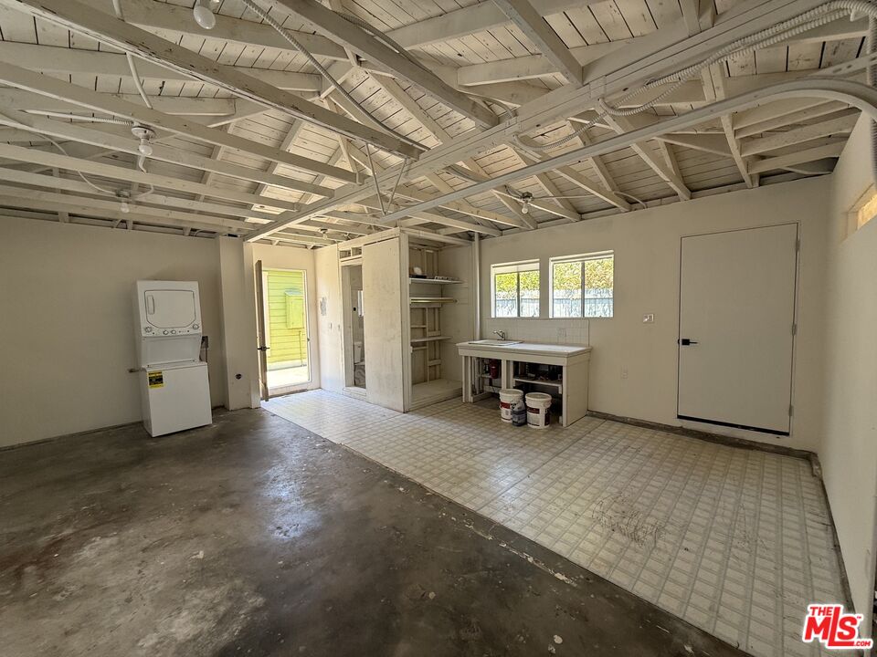 802 Superba Ave