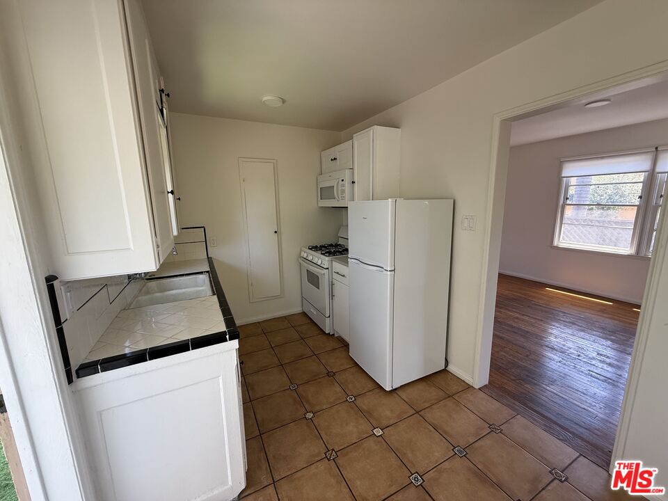 802 Superba Ave