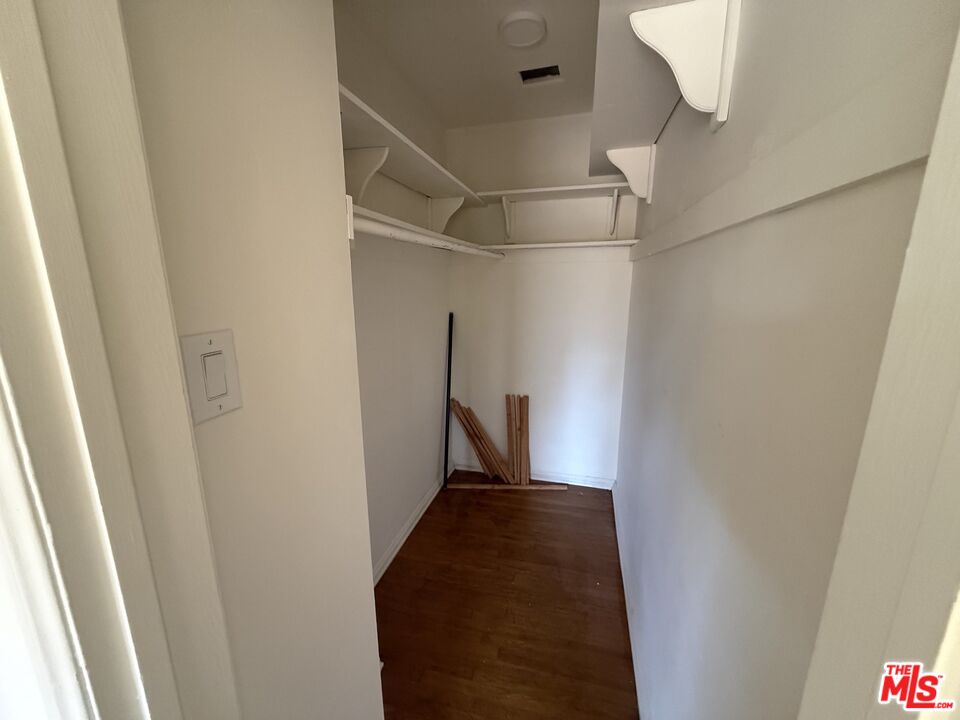 802 Superba Ave