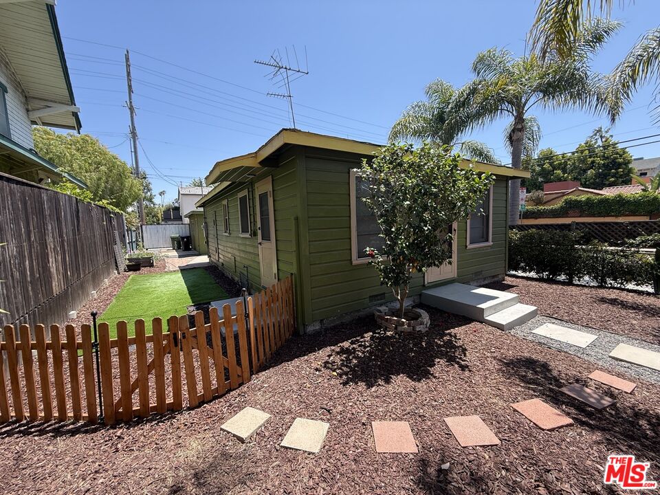 802 Superba Ave