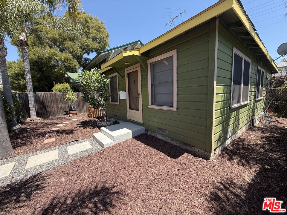 802 Superba Ave
