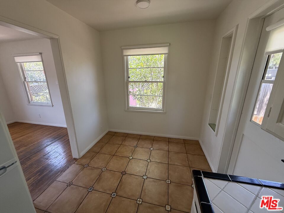 802 Superba Ave