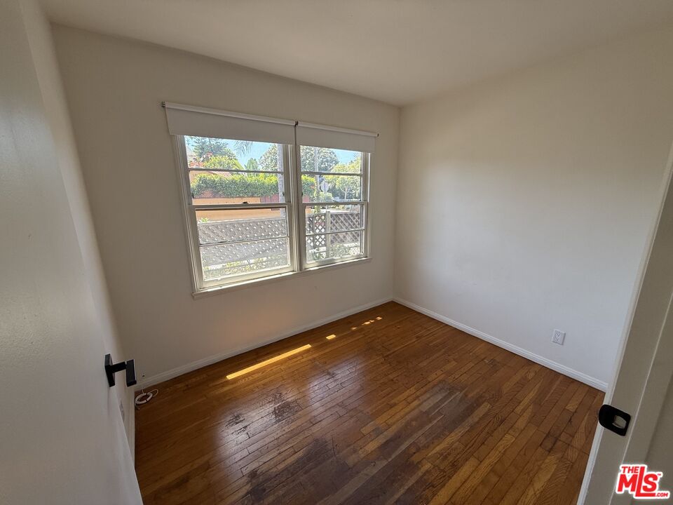802 Superba Ave