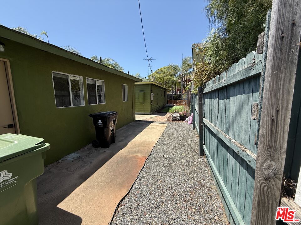 802 Superba Ave