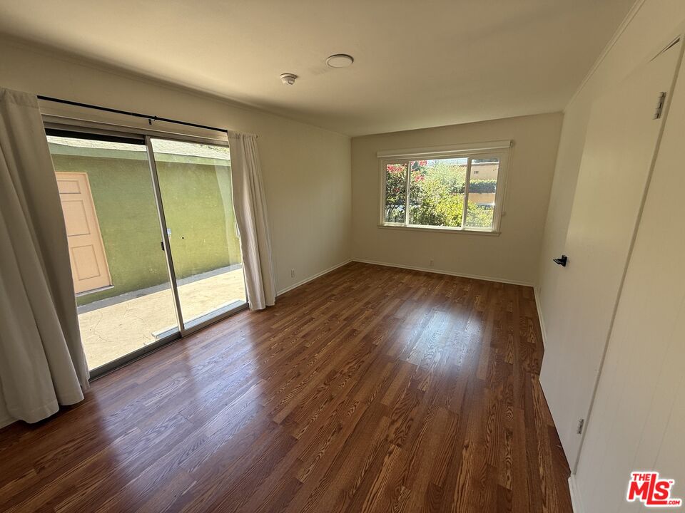 802 Superba Ave
