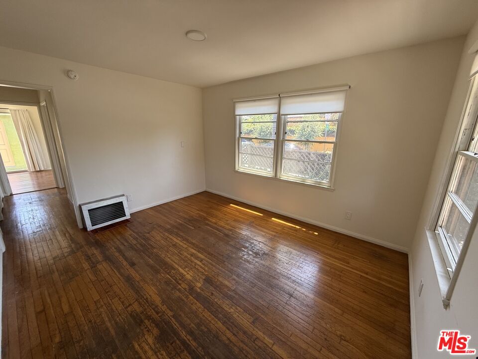 802 Superba Ave