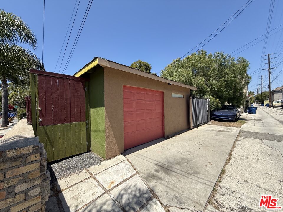 802 Superba Ave