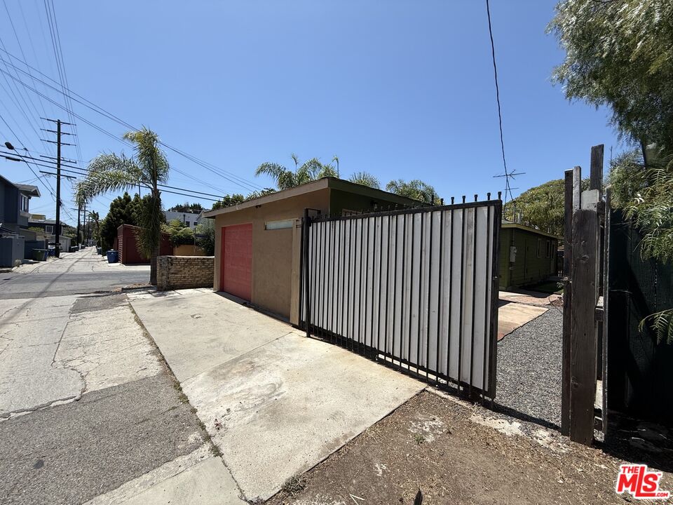 802 Superba Ave