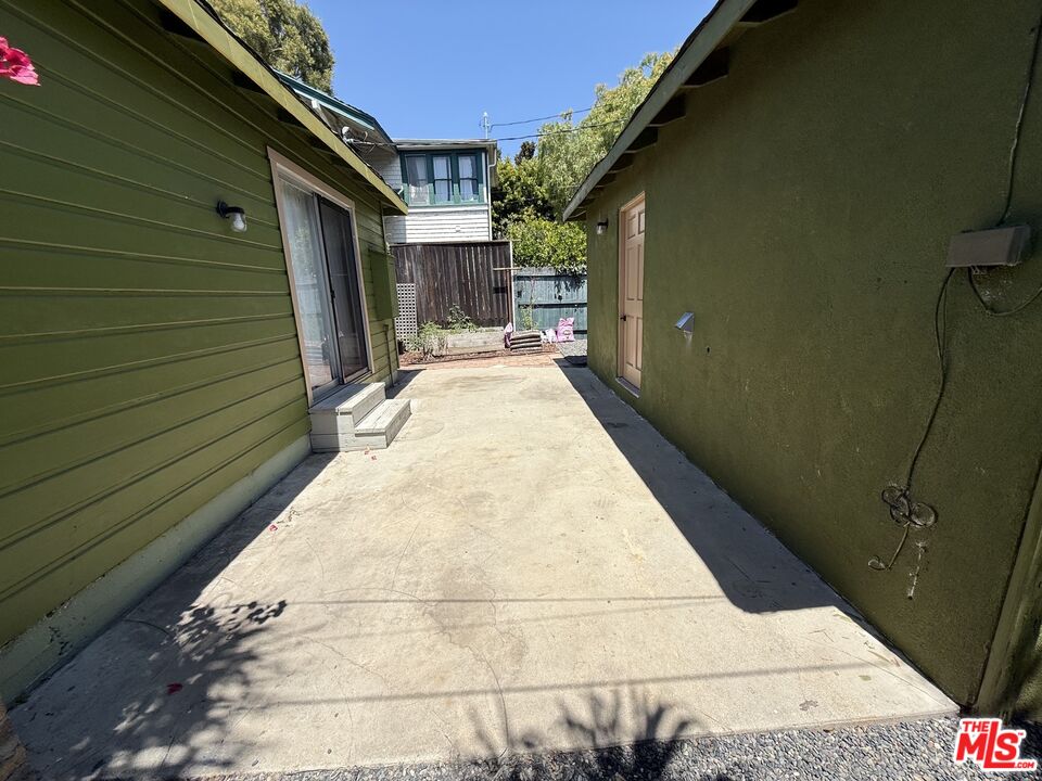 802 Superba Ave