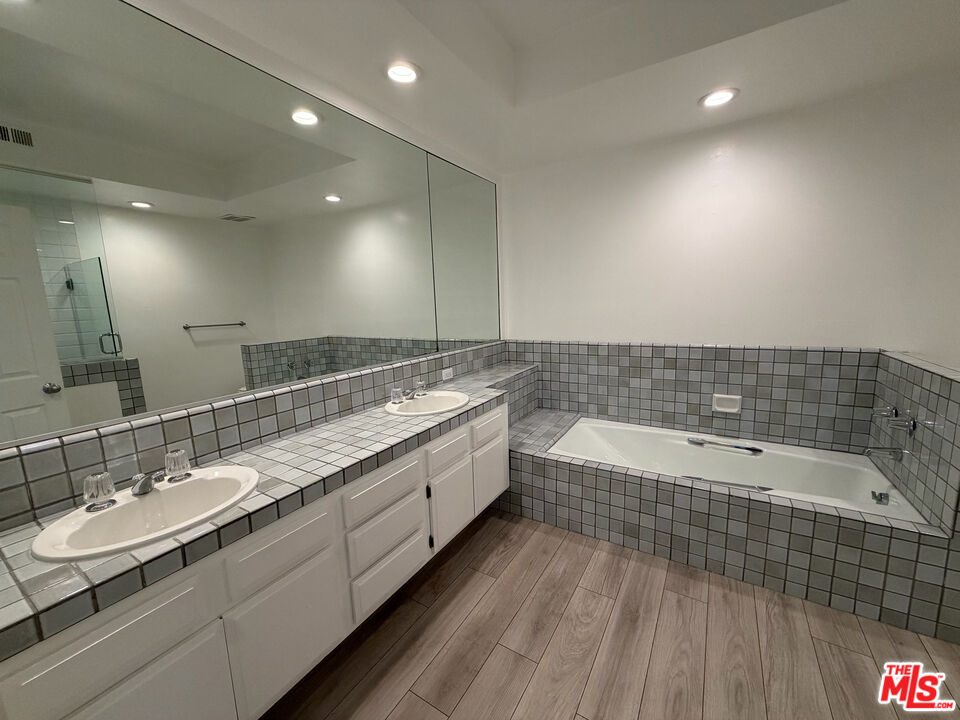 1825 MIDVALE AVE Unit: 202