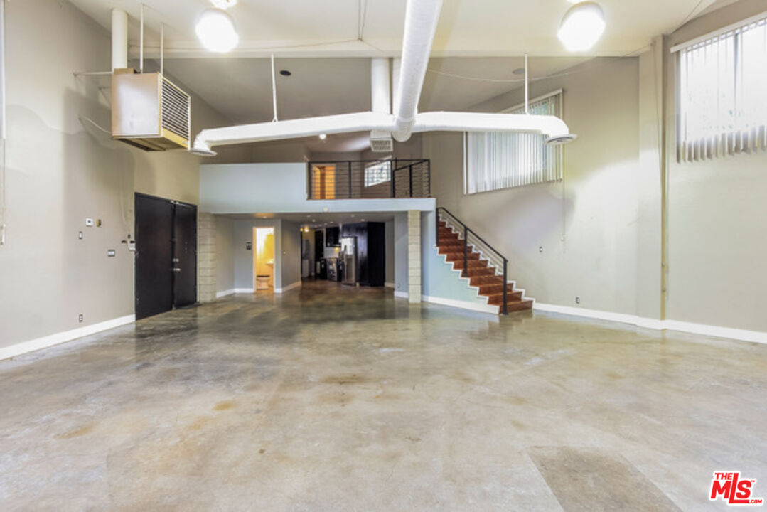 2749 S Sepulveda Blvd