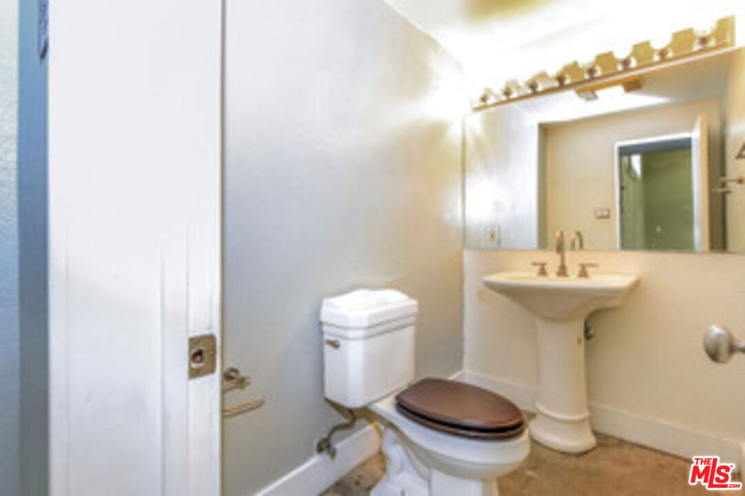 2749 S Sepulveda Blvd