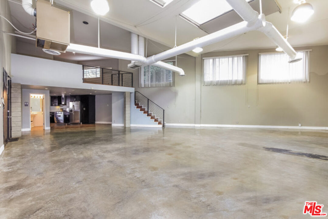 2749 S Sepulveda Blvd