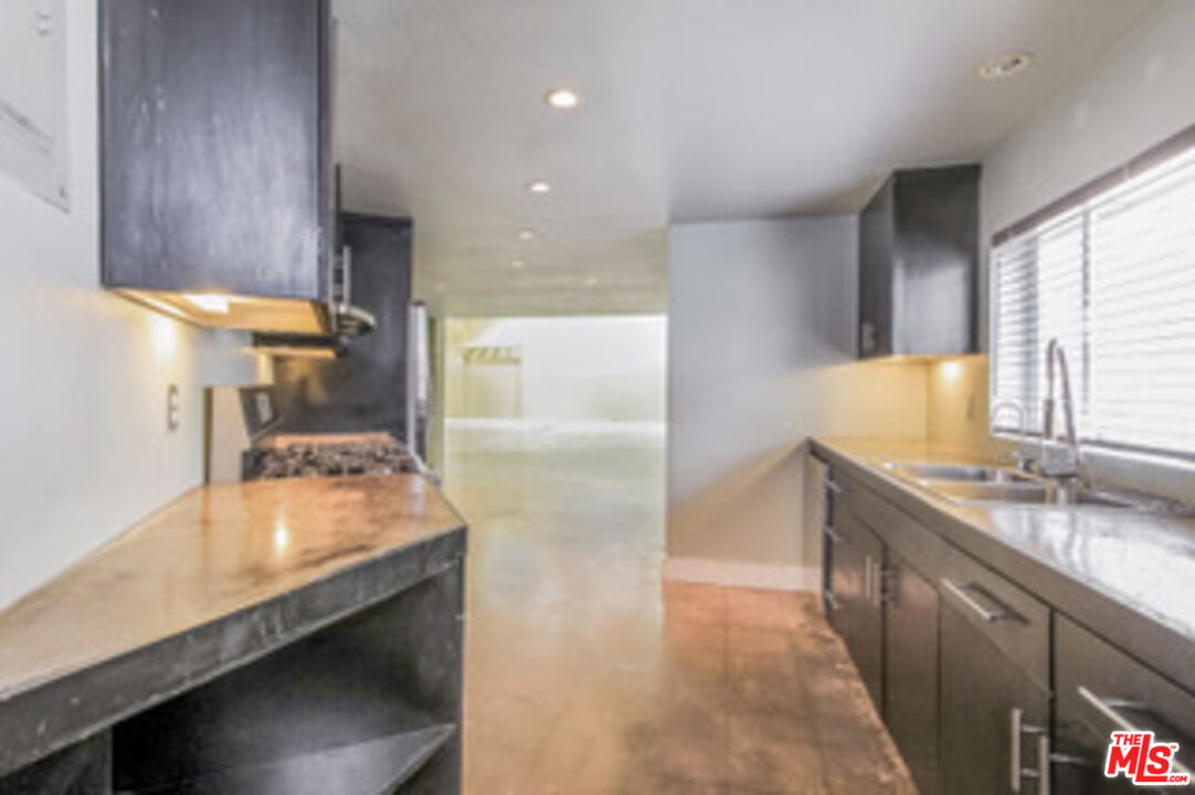 2749 S Sepulveda Blvd