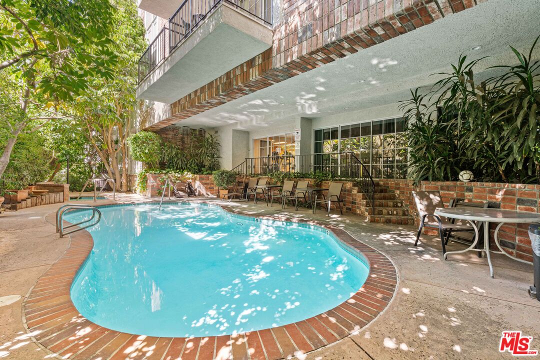 1375 Kelton Ave Unit: 206