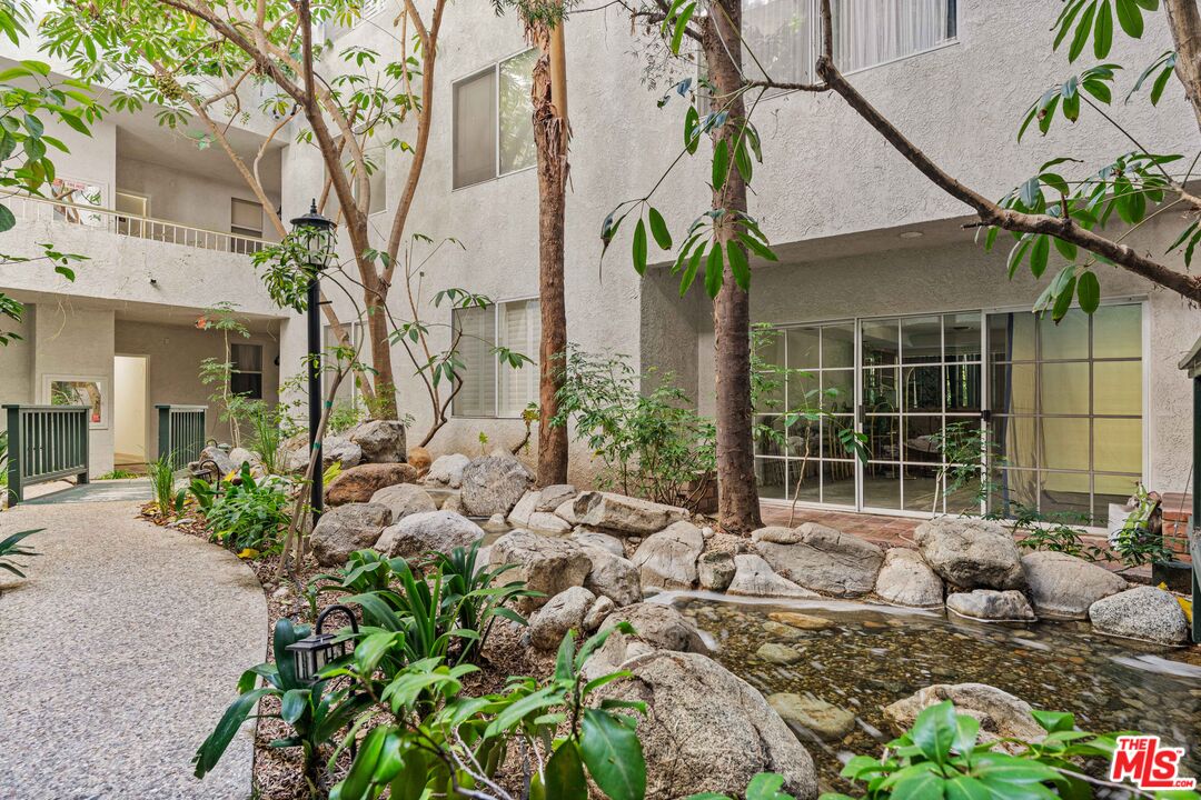 1375 Kelton Ave Unit: 206