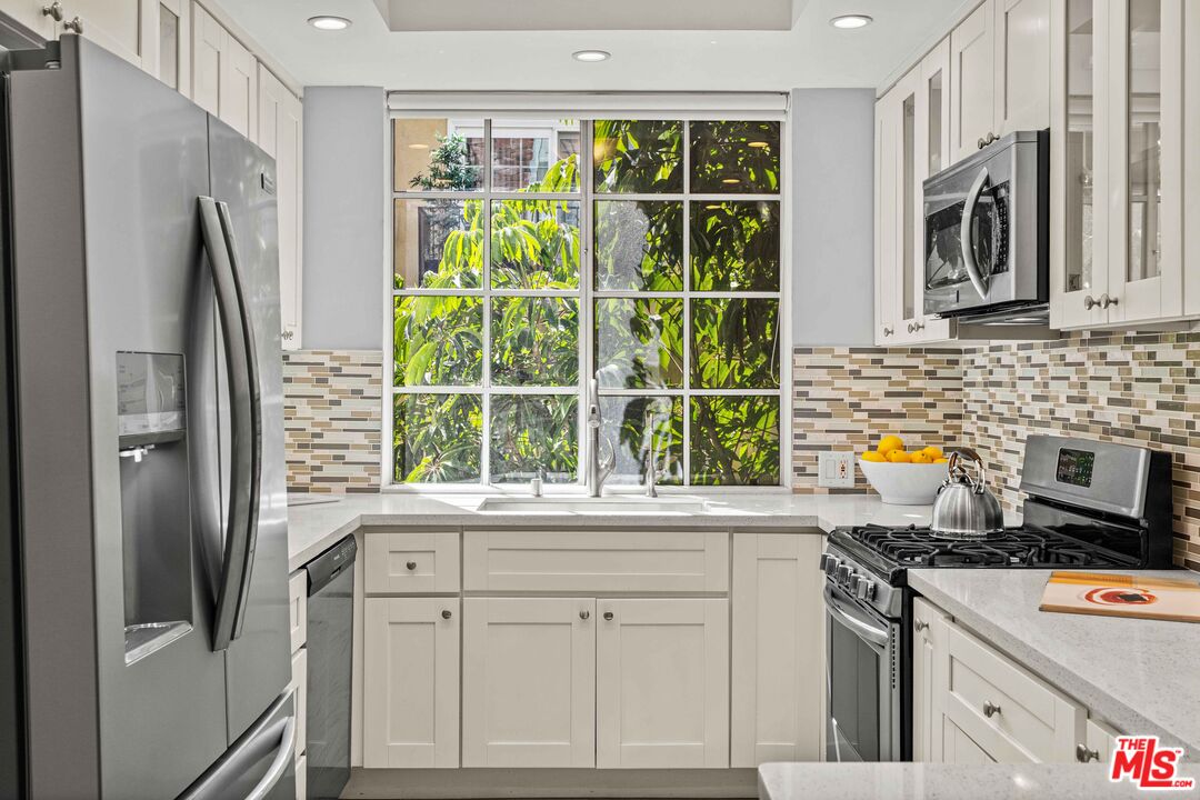 1375 Kelton Ave Unit: 206