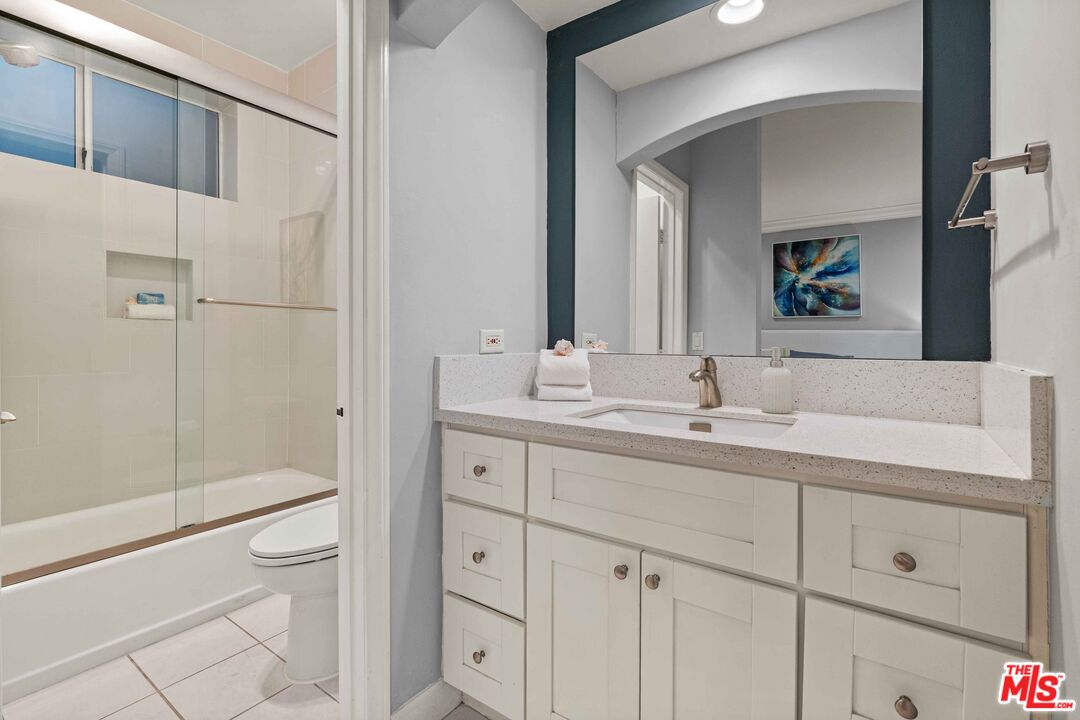 1375 Kelton Ave Unit: 206