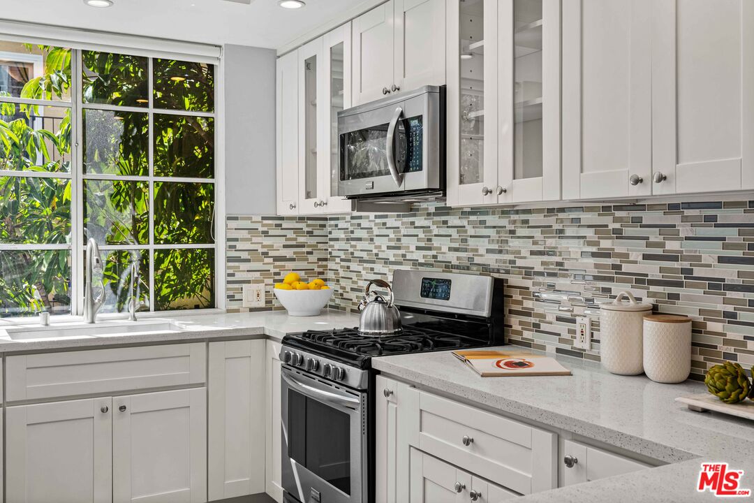 1375 Kelton Ave Unit: 206