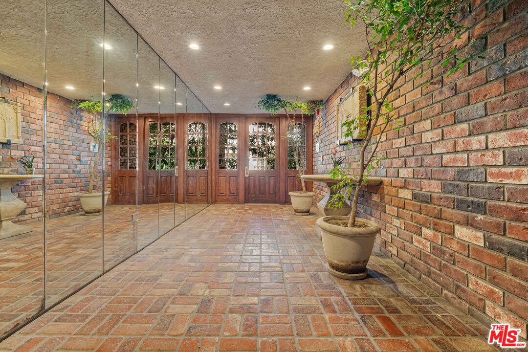 1375 Kelton Ave Unit: 206