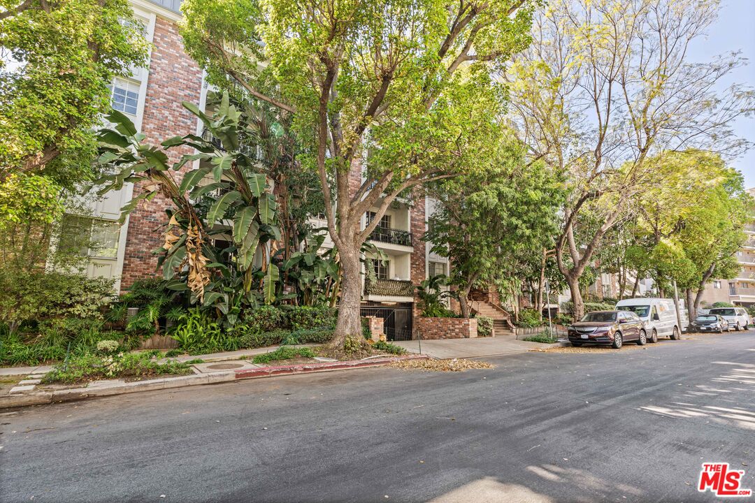 1375 Kelton Ave Unit: 206