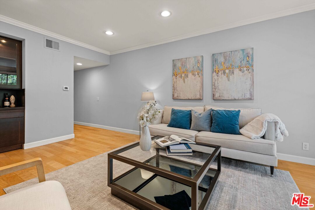 1375 Kelton Ave Unit: 206