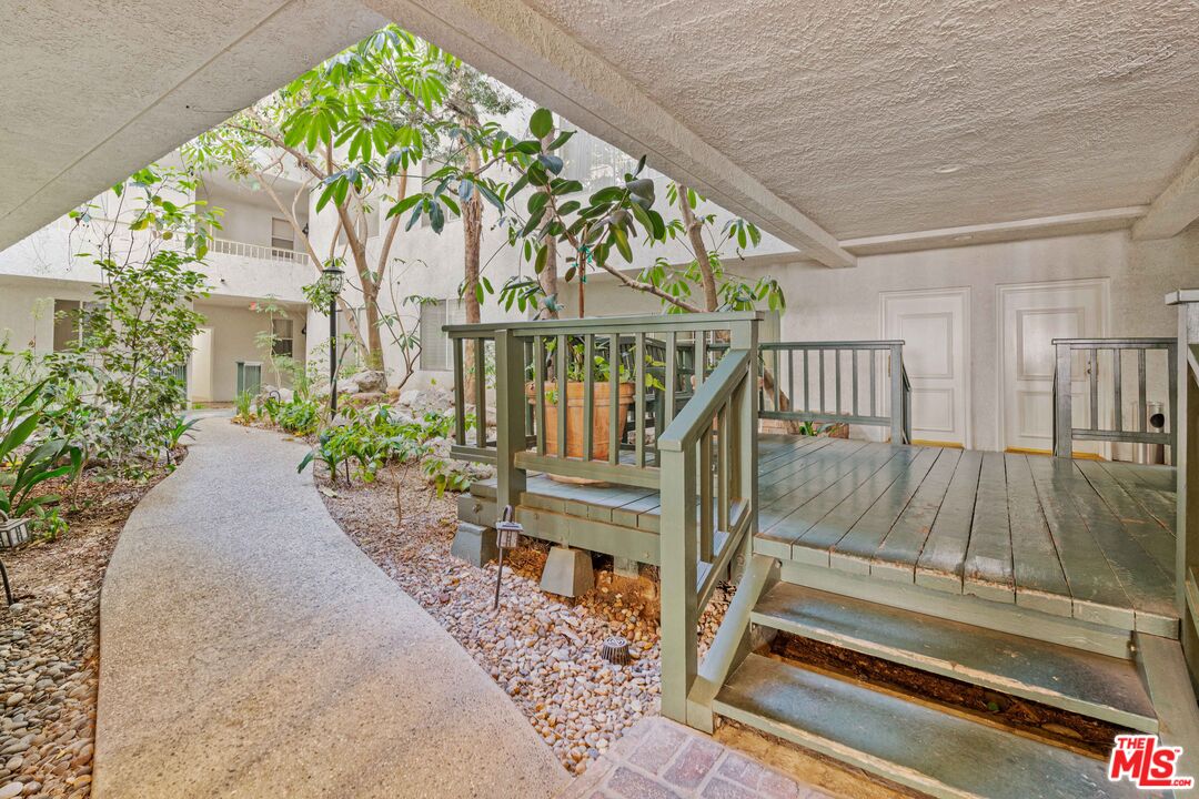 1375 Kelton Ave Unit: 206